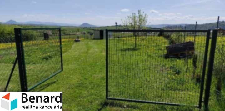 Brána a travnatý pozemek v Sabinově, vhodné k bydlení.