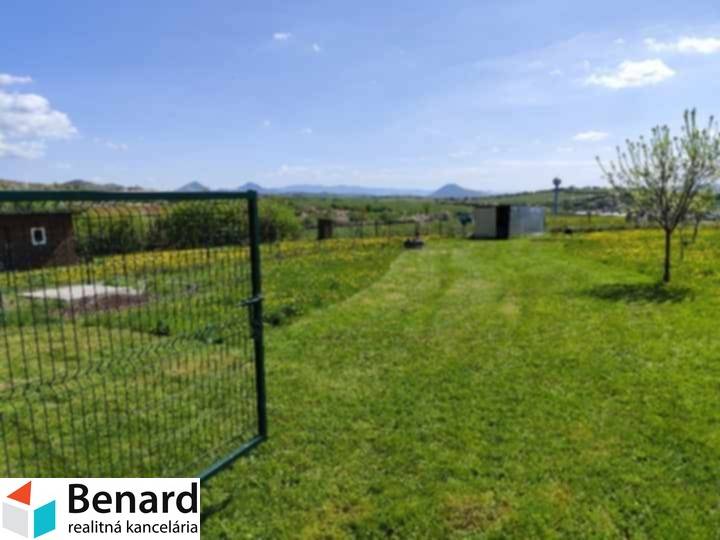 Zeleň a výhled na okolí v Sabinově pro Pozemky - bydlení vhodné pro rodiny.