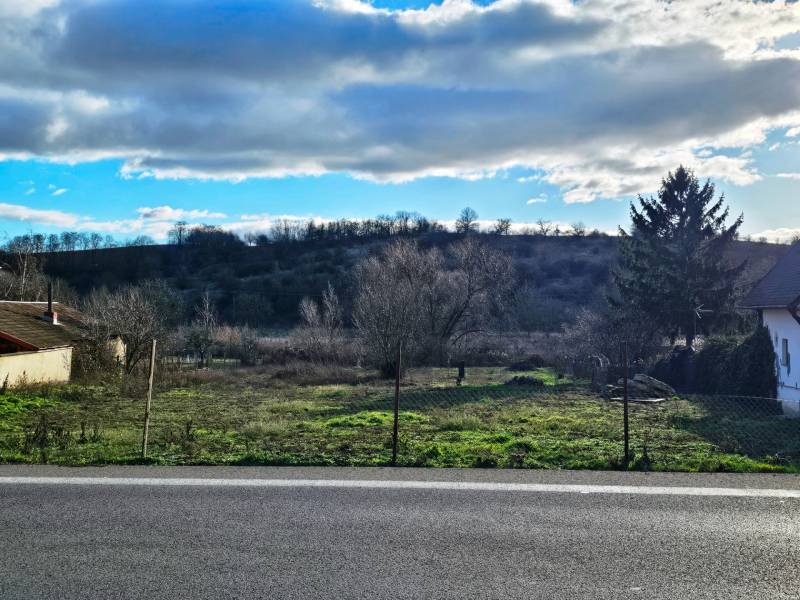 Pozemek na bydlení v Čifárech, ulici Čifáre, obklopený přírodou a stromy.