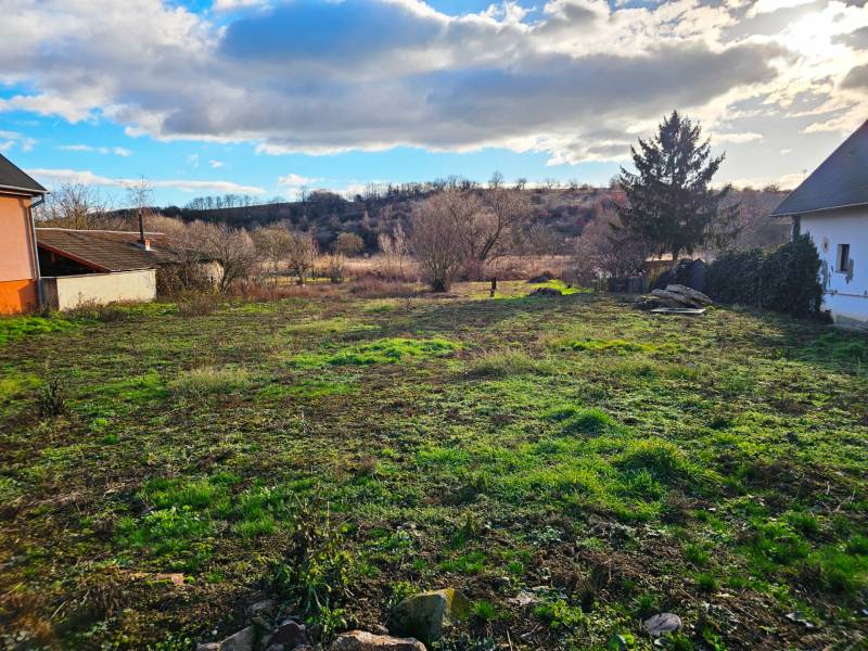 Pozemek k bydlení v obci Čifáre na ulici Čifáre, s travnatým povrchem a okolím.