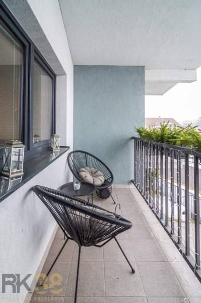 Balkon rodinného domu s pohodlnými křesly a stolkem, Krátká ulice, Spišské Bystré.