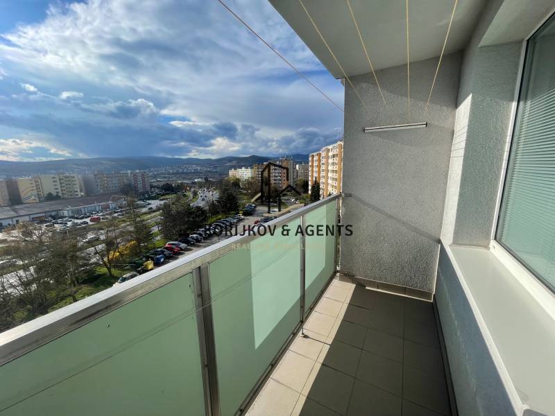 Výhled z balkonu 3pokojového bytu na Fábryho v Košicích, městská část Dargovských hrdinů.