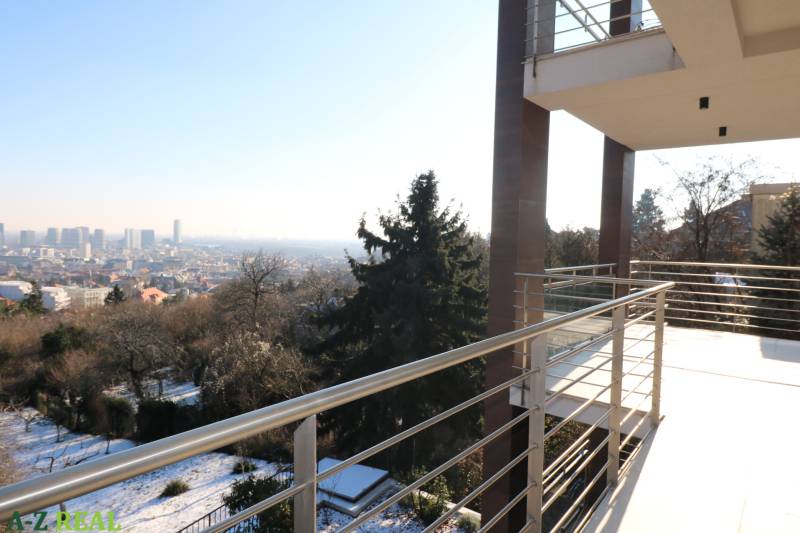 Výhled na Bratislavu z terasy nad Broskyňovou ulicí.