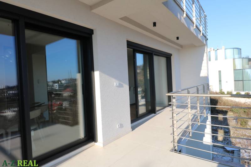 Balkon 4-pokojového bytu na Broskyňové ulici, Bratislava - Staré Město, s moderním zábradlím.