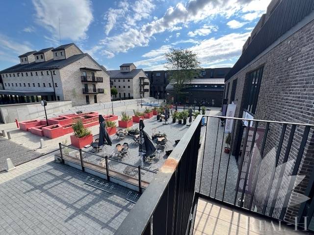 Exteriér Náměstí u Sýpky v Bratislavě - Jarovce s terasou a cihlovými budovami.