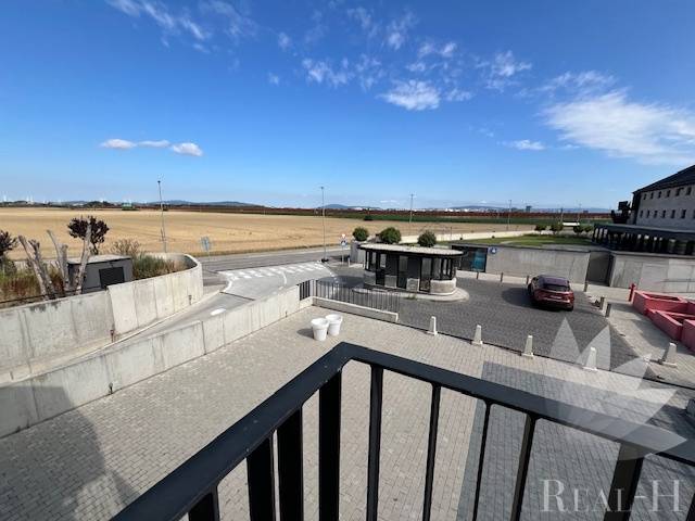 Výhled z balkonu na Náměstí u Sýpky v Bratislavě - Jarovce, u 2-pokojového bytu.