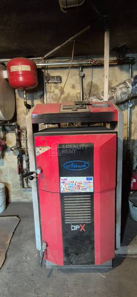 Kotel v kotelně rodinného domu s technickým vybavením.