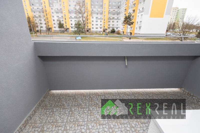 Balkón 3-pokojového bytu na Rúbanisku v Lučenci s výhledem na sídliště.