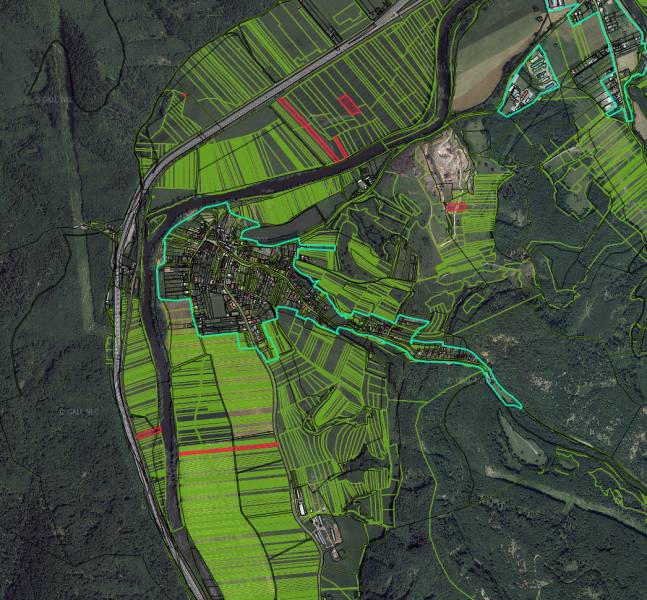 Letecký pohled na zemědělské a lesní pozemky v oblasti Žarnovica s výraznými zelenými plochami.