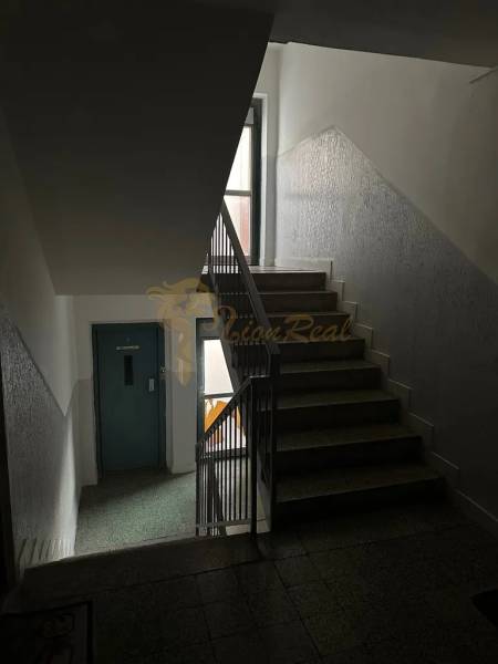 Schodiště v bytovém domě na Nejedlého ulici v Bratislavě - Dúbravce.