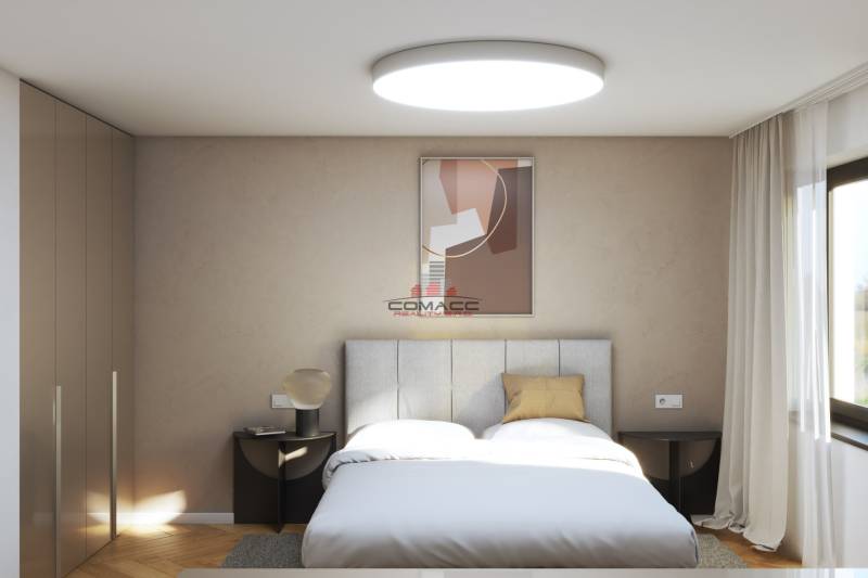 Na ulici Špačince, rodinný dům se světlou ložnicí, postelí, oknem a obrazem.