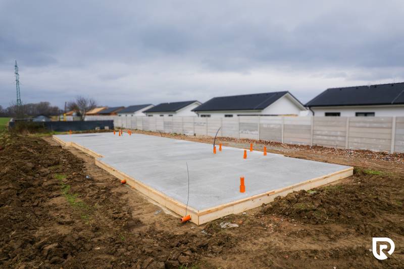 Základy pro rodinný dům v Sokolovcích, připravené pro další výstavbu.
