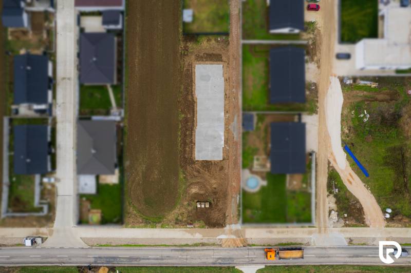 Staveniště rodinného domu v Sokolovcích je připraveno na další fázi výstavby.