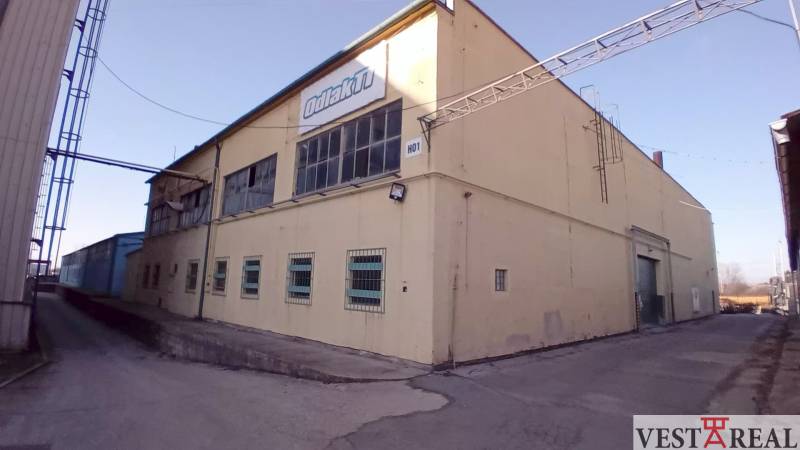 Budova na Coburgově ulici v Trnavě, sklady a haly, žlutý exteriér, průmyslová architektura.