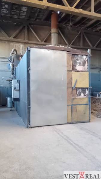 Interiér skladu s průmyslovým zařízením na místě Sklady a haly.