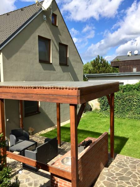 Rodinný dům v Bratislavě - Devíně s terasou a venkovním posezením v zahradě.