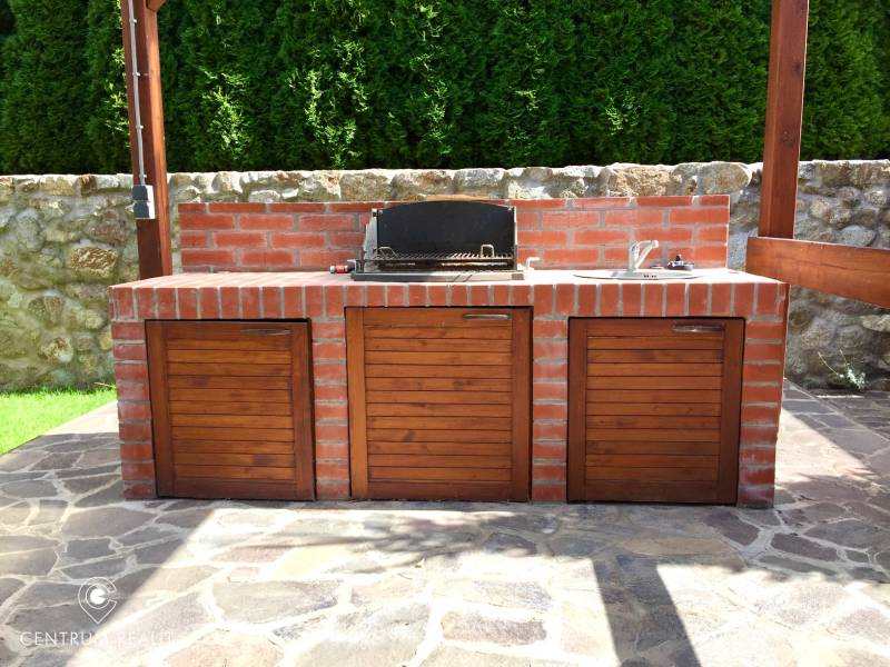 Exteriér rodinného domu v Bratislavě - Devíně s venkovním grilem z cihel.