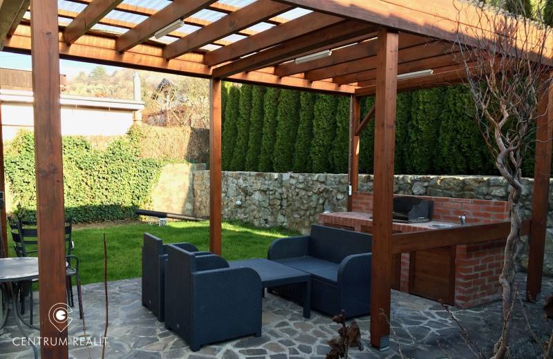 Zahrada rodinného domu v Bratislavě - Devíně s altánkem a venkovním posezením.