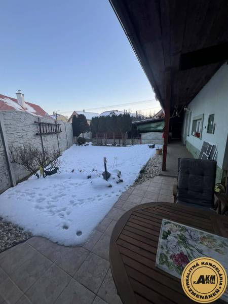 Rodinný dům na Dubovské ulici ve Zvolenu s terasou a zasněženou zahradou.