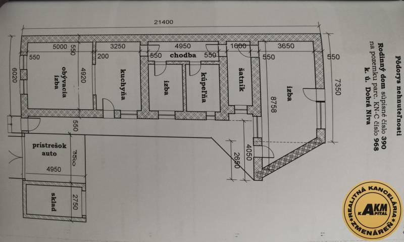 Půdorys rodinného domu s několika pokoji, kuchyní, koupelnou a přístřeškem pro auto.