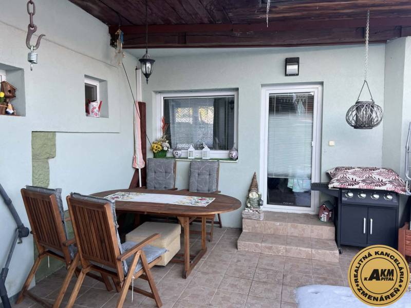 Terasa rodinného domu s dřevěným nábytkem a grilem na Dubovské ulici, Zvolen.