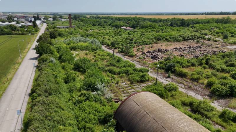 Letecký pohled na veřejné plochy Ivanky při Nitře, vhodné pro komerční účely.