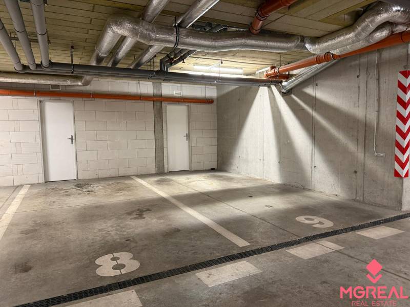 Podzemní parkoviště v 2pokojovém bytě na Hornostavské ulici v Nitře.