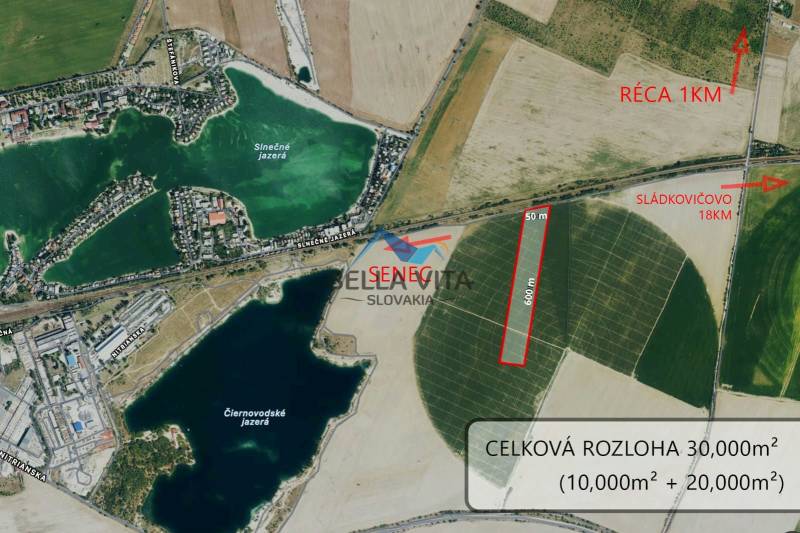 Letecký pohled na zemědělské a lesní pozemky v Senci blízko Senecké, u jezer.