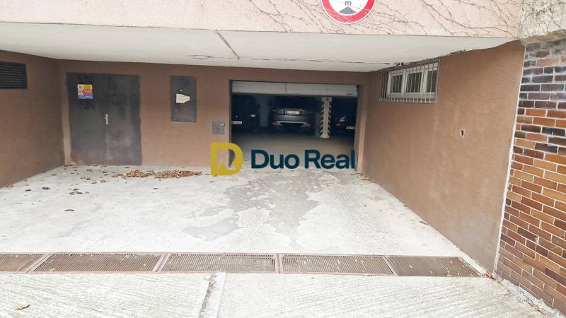 Vjezd do garáží na ulici Gajova v Bratislavě - Starém Městě, s parkujícími auty.