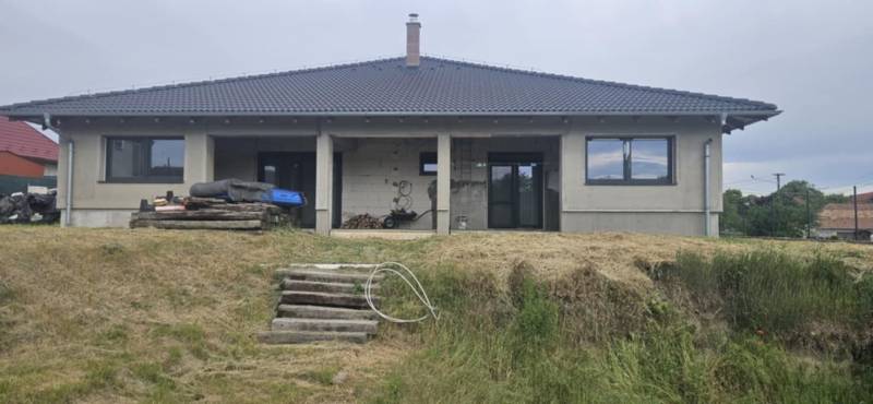 Rodinný dům v Semerově s neomítnutou terasou a udržovaným dvorem.