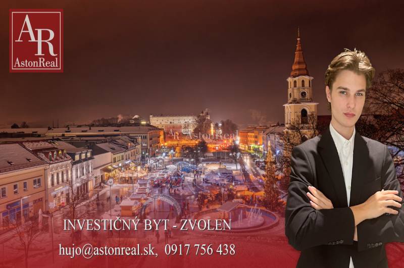 Zimní večerní atmosféra v centru Zvolena se zasněženými střechami a rozsvícenými ulicemi.