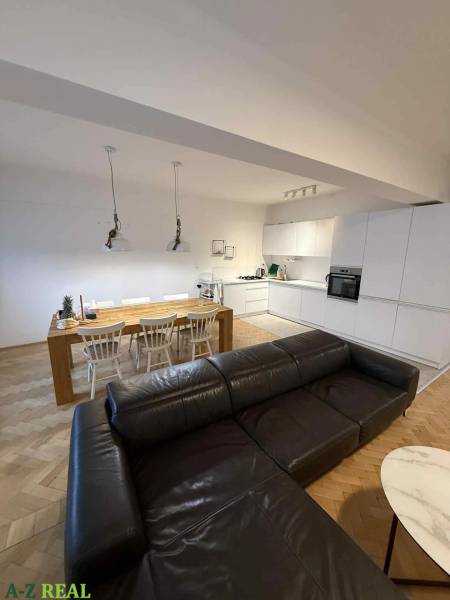 Kuchyně s pohovkou a jídelním stolem, podlaha s dřevěným dekorem, 4pokojový byt.