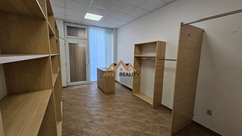 Policové regály a úložné prostory s podlahou s dřevěným dekorem.