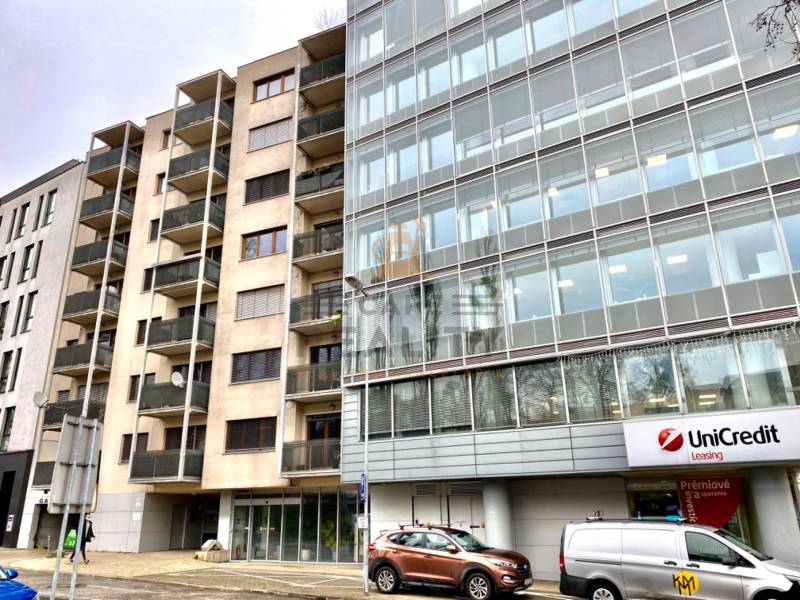 Bytový dům na Žabotově ulici v Bratislavě – Starém Městě.