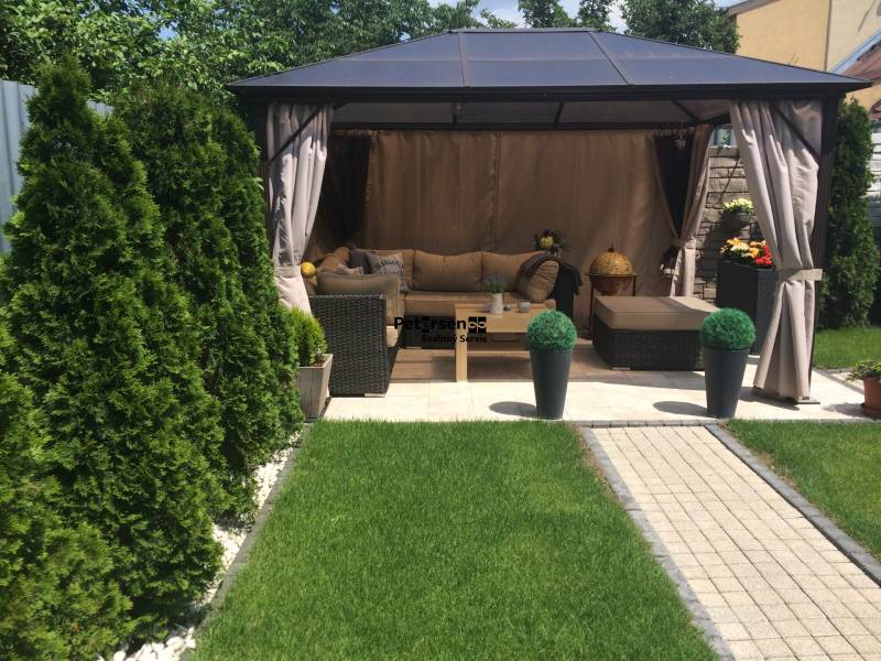 Altán v zahradě rodinného domu na Rampové ulici v Košicích, část Sever.