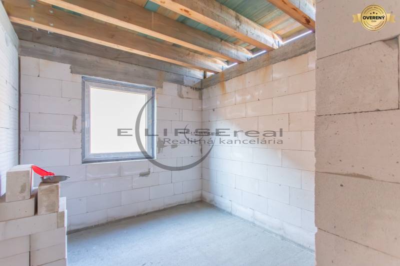 Interiér budovy s bílými cihlami a oknem ve stylu Velkých Levár.