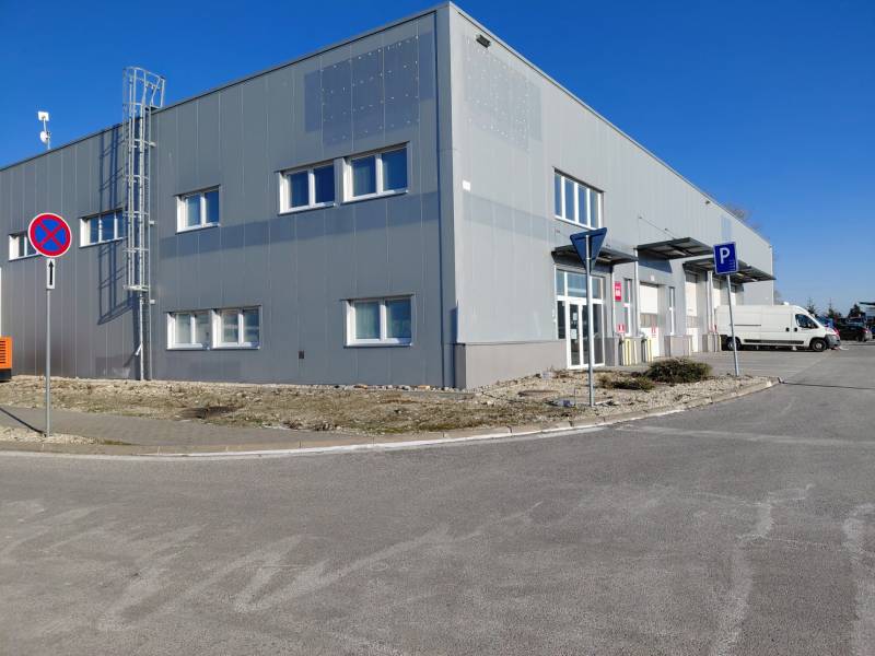 Sklady a haly na Technické ulici v Bratislavě - Ružinově s parkováním a dopravními značkami.