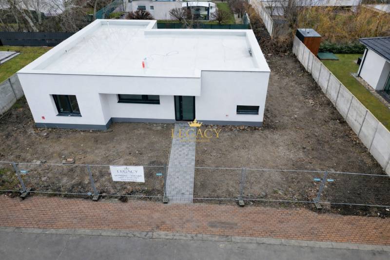 Rodinný dům na ulici Sokolia v Chorvatském Grobu, obklopený zahradou a plotem.