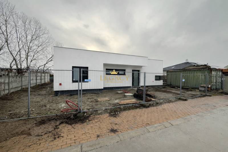 Rodinný dům na Sokolej ulici v Chorvatském Grobu, dokončovaný, s plotem a stavebním materiálem.