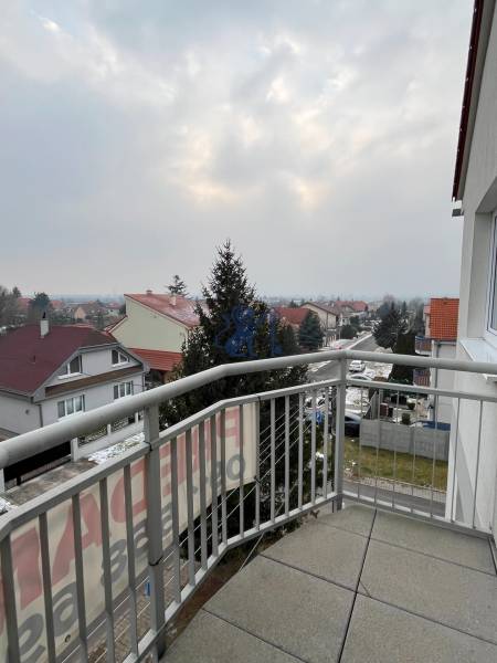 Výhled z balkonu 3pokojového bytu na Školní ulici v Chorvatském Grobu.