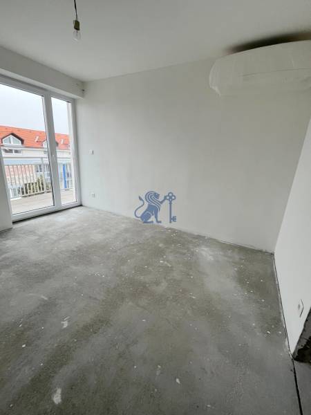 Prázdný pokoj v 3-pokojovém bytě se vstupem na balkon, Školská ulice.