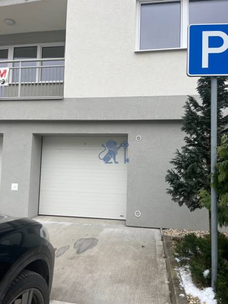 Fasáda budovy na Školské ulici v Chorvatském Grobu se vstupní garáží.