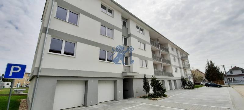 Bytový dům na Školské ulici v Chorvatském Grobu s parkovacími místy a garážemi.