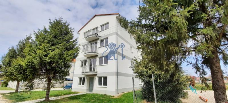 Bytový dům na Školské ulici v Chorvatském Grobu obklopený zelení.