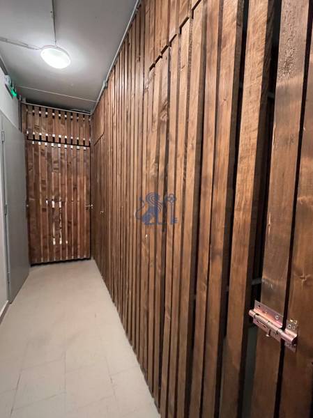 Úložný prostor s dřevěnými stěnami v 3-pokojovém bytě.