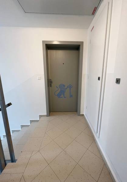 Vstupní dveře se schodištěm a dlaždicovou podlahou v 3-pokojovém bytě.