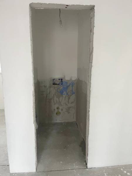 Nedokončená místnost v 3-pokojovém bytě s přípravou na montáž zařízení.