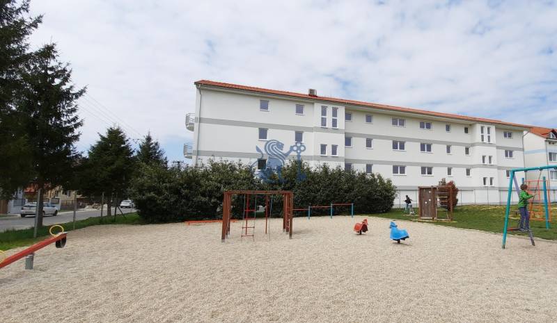 Dětské hřiště u bytového domu na Školní ulici v Chorvatském Grobu.