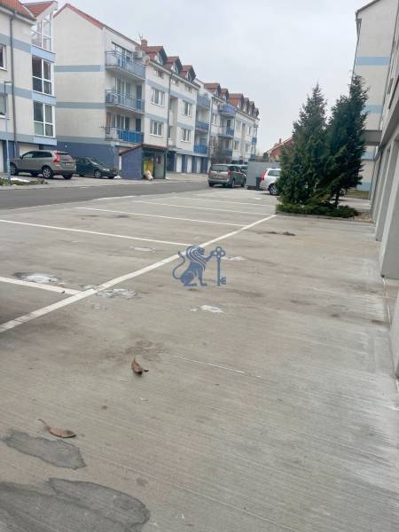 Parkoviště u bytového domu na Školní ulici v Chorvatském Grobu.