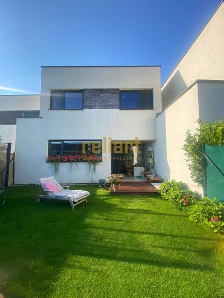 Rodinný dům na Radové ulici v Nové Dedince má udržovanou zahradu s lehátkem.